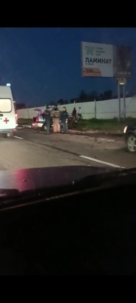 Вечерняя улица в Кургане стала тесной для двух иномарок