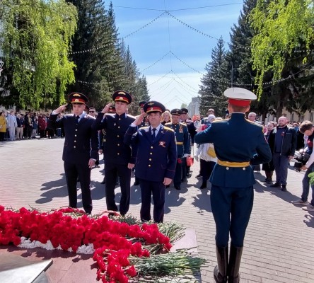 Сотрудники следственного управления Следственного комитета Российской Федерации по Курганской области почтили память героев Великой Отечественной войны у Вечного огня Сотрудники следственного управления Следственного комитета Российской Федерации по Курганской области почтили память героев Великой Отечественной войны у Вечного огня