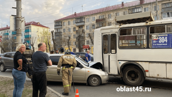 В Кургане легковушка впечаталась в автобус В Кургане легковушка впечаталась в автобус