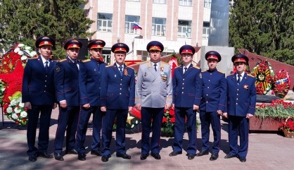Сотрудники следственного управления Следственного комитета Российской Федерации по Курганской области почтили память героев Великой Отечественной войны у Вечного огня Сотрудники следственного управления Следственного комитета Российской Федерации по Курганской области почтили память героев Великой Отечественной войны у Вечного огня