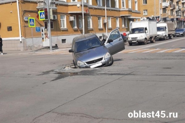 Провал на центральном перекрёстке Кургана возник из-за аварии на водопроводе Провал на центральном перекрёстке Кургана возник из-за аварии на водопроводе