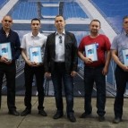 Губернатор Вадим Шумков вручил награды сотрудникам ЗАО "Курганстальмост" и поздравил заводчан со стартом конкурса профмастерства
Губернатор Вадим Шумков вручил награды сотрудникам ЗАО "Курганстальмост" и поздравил заводчан со стартом конкурса профмастерства