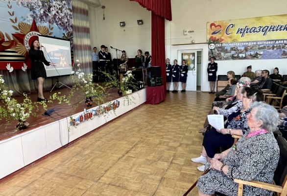 Сотрудники следственного управления поздравили пожилых людей с наступающим праздником