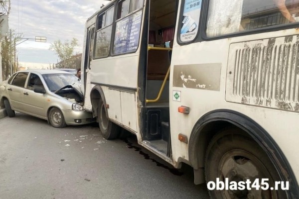 В Кургане легковушка впечаталась в автобус В Кургане легковушка впечаталась в автобус