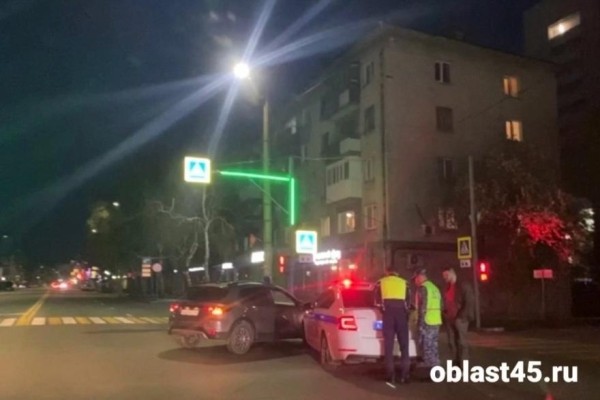В Кургане &laquo;Киа Рио&raquo; познакомился поближе с полицейским автомобилем
