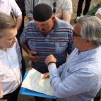 Заместитель губернатора Константин Ермаков и заместитель премьер-министра Республики Татарстан Василь Шайхразиев встречались с жителями села Юлдус
Заместитель губернатора Константин Ермаков и заместитель премьер-министра Республики Татарстан Василь Шайхразиев встречались с жителями села Юлдус