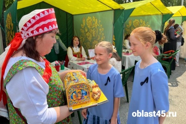 Сундук с сокровищами и Баба Яга: в Кургане отметили День славянской письменности Сундук с сокровищами и Баба Яга: в Кургане отметили День славянской письменности