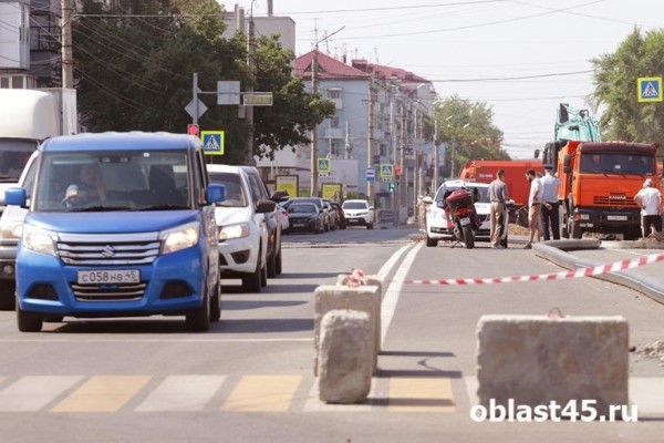 В Кургане ветхие сети на улице Пролетарской вновь порвались