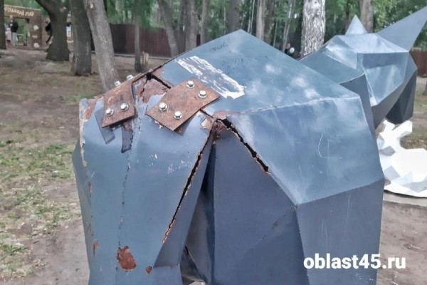 В курганском ЦПКиО медведь и волк заржавели и разваливаются