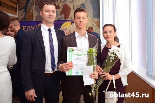 «За особые успехи в учении»: в Кургане чествуют лучших выпускников «За особые успехи в учении»: в Кургане чествуют лучших выпускников