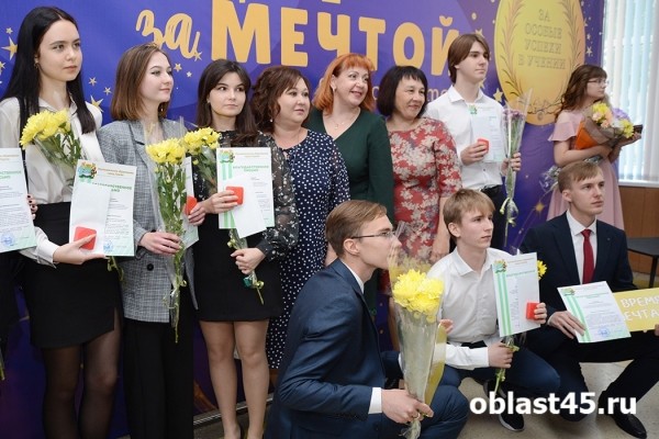 «За особые успехи в учении»: в Кургане чествуют лучших выпускников «За особые успехи в учении»: в Кургане чествуют лучших выпускников