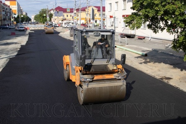 На улице Мяготина в Кургане начал появляться асфальт