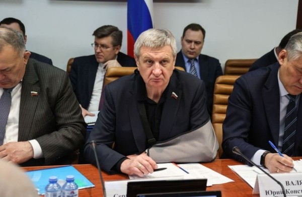 Сенатор Муратов поздравил врачей с Днём медицинского работника Сенатор Муратов поздравил врачей с Днём медицинского работника