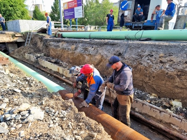В Кургане теплоэнергетики продолжают латать трубы в Заозёрном
