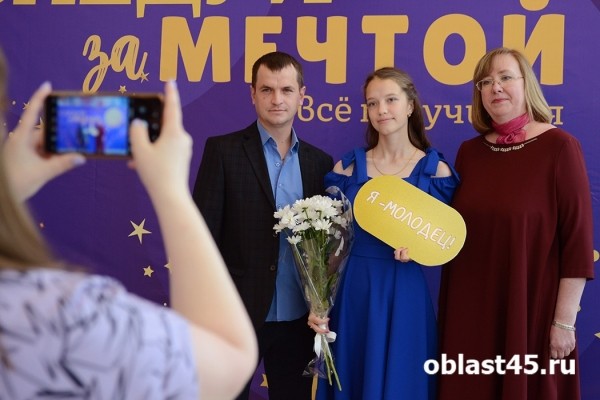 «За особые успехи в учении»: в Кургане чествуют лучших выпускников «За особые успехи в учении»: в Кургане чествуют лучших выпускников