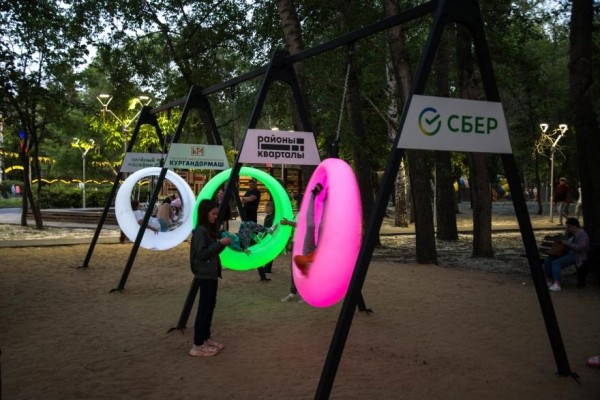 В центральном парке Кургана появились светящиеся качели