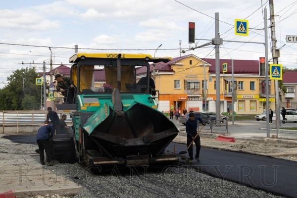 На улице Мяготина в Кургане начал появляться асфальт