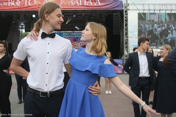 На фестивале выпускников в Кургане для вчерашних школьников выступили лучшие творческие коллективы На фестивале выпускников в Кургане для вчерашних школьников выступили лучшие творческие коллективы