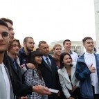 
											Губернатор Вадим Шумков поздравил выпускников Курганской области с окончанием школы									