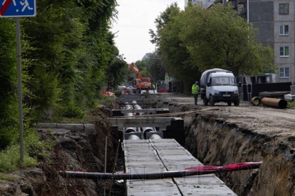 В Кургане на улице Горького меняют окончательно изношенные трубы В Кургане на улице Горького меняют окончательно изношенные трубы