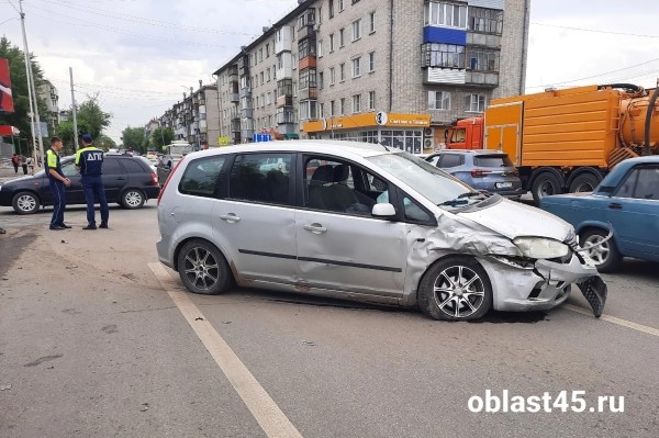В Кургане в час-пик женщина на &laquo;Форде&raquo; влетела в &laquo;Ауди&raquo;