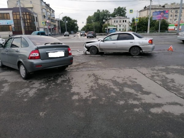 Не проскочил: на курганском перекрестке столкнулись легковушки