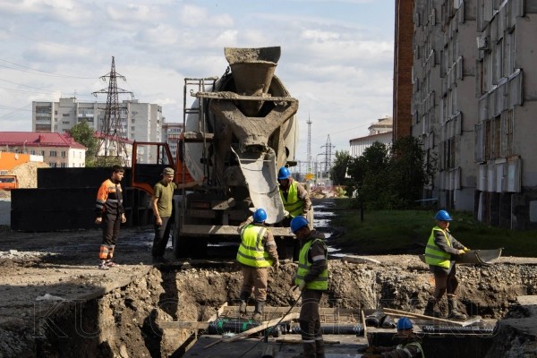 В Кургане на улице Горького меняют окончательно изношенные трубы В Кургане на улице Горького меняют окончательно изношенные трубы