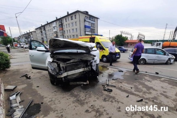 В Кургане в час-пик женщина на &laquo;Форде&raquo; влетела в &laquo;Ауди&raquo;