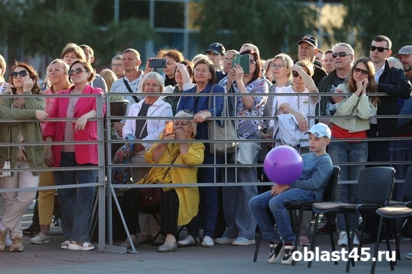 Тысячи курганцев услышали выступление легенды русского джаза Тысячи курганцев услышали выступление легенды русского джаза