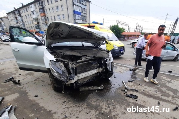 В Кургане в час-пик женщина на &laquo;Форде&raquo; влетела в &laquo;Ауди&raquo;