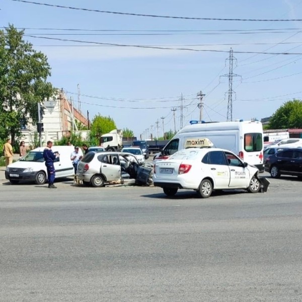 В Кургане «Дайхатсу» неудачно выехала навстречу «Ладе» В Кургане «Дайхатсу» неудачно выехала навстречу «Ладе»