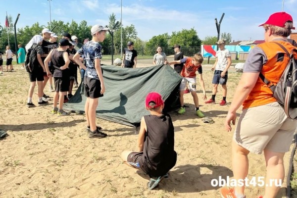 Юные курганцы играли в футбол парами и собирали палатки на новом стадионе Юные курганцы играли в футбол парами и собирали палатки на новом стадионе