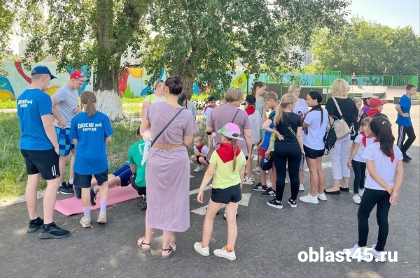 Юные курганцы играли в футбол парами и собирали палатки на новом стадионе Юные курганцы играли в футбол парами и собирали палатки на новом стадионе