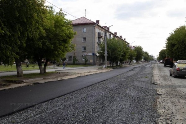 На улице Мяготина в Кургане начал появляться асфальт