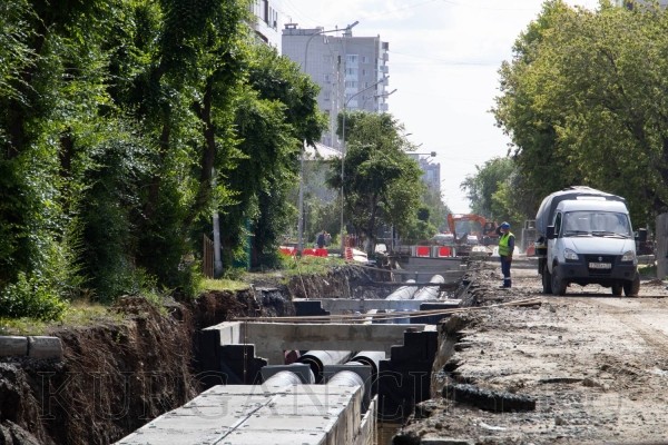 В Кургане на улице Горького меняют окончательно изношенные трубы В Кургане на улице Горького меняют окончательно изношенные трубы