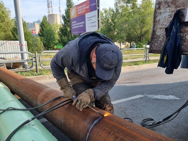 В Кургане теплоэнергетики продолжают латать трубы в Заозёрном