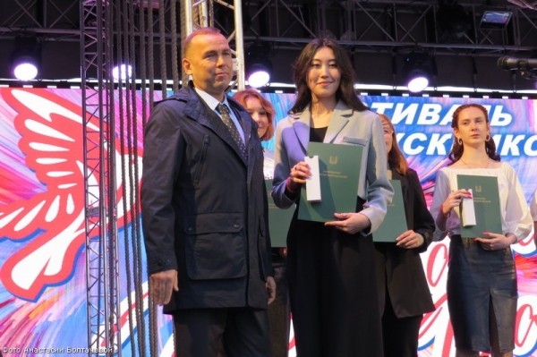 На фестивале выпускников в Кургане для вчерашних школьников выступили лучшие творческие коллективы На фестивале выпускников в Кургане для вчерашних школьников выступили лучшие творческие коллективы