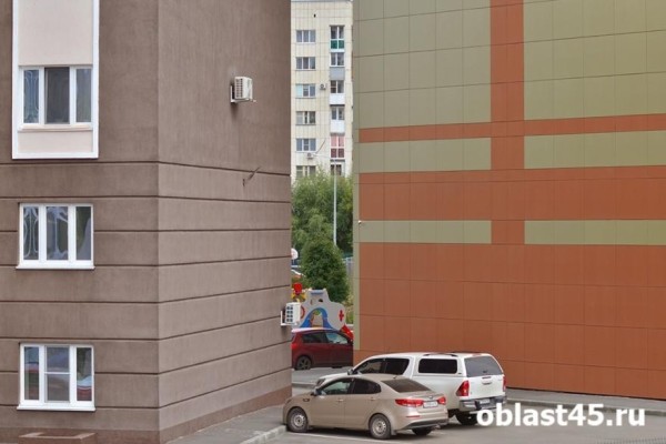 В Кургане из окна выпал двухлетний ребенок В Кургане из окна выпал двухлетний ребенок