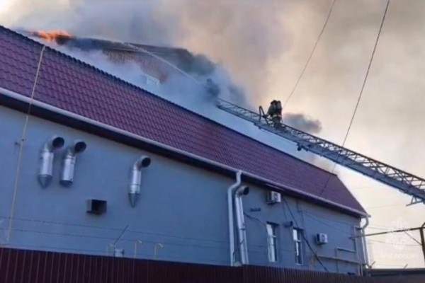 В Кургане пожарные тушат пекарню В Кургане пожарные тушат пекарню