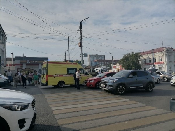 После ДТП в центре Кургана беременную девушку увезли в Перинатальный центр