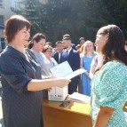 Заместитель губернатора Курганской области Наталья Кирилова вручила дипломы «с отличием» лучшим выпускникам КГСХ
Заместитель губернатора Курганской области Наталья Кирилова вручила дипломы «с отличием» лучшим выпускникам КГСХ