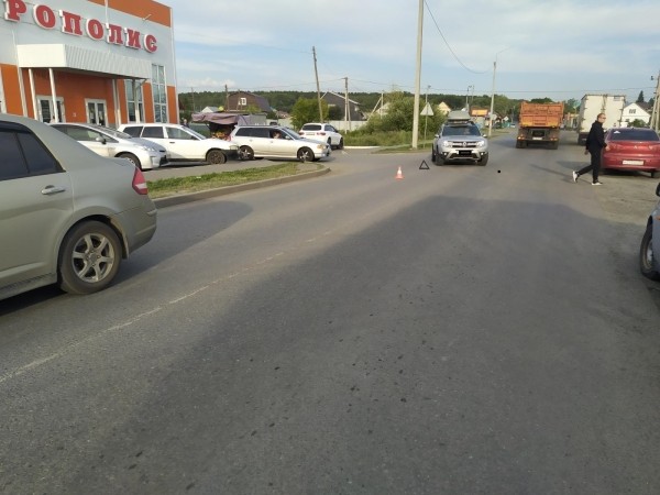 В курганском микрорайоне велосипедист помял &laquo;Ниссан&raquo;