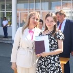 Заместитель губернатора Курганской области Наталья Кирилова вручила дипломы «с отличием» лучшим выпускникам КГСХ
Заместитель губернатора Курганской области Наталья Кирилова вручила дипломы «с отличием» лучшим выпускникам КГСХ