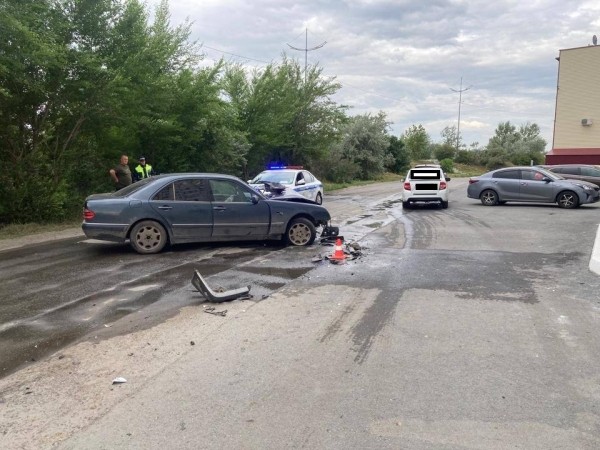 В Кургане подросток разбил родительский «Мерседес» В Кургане подросток разбил родительский «Мерседес»