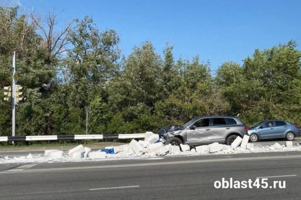 В Кургане на шоссе Тюнина кроссовер завалило строительными блоками В Кургане на шоссе Тюнина кроссовер завалило строительными блоками