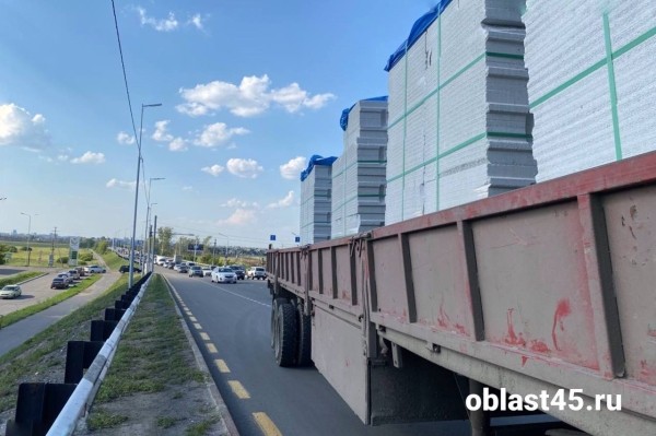 В Кургане на шоссе Тюнина кроссовер завалило строительными блоками В Кургане на шоссе Тюнина кроссовер завалило строительными блоками