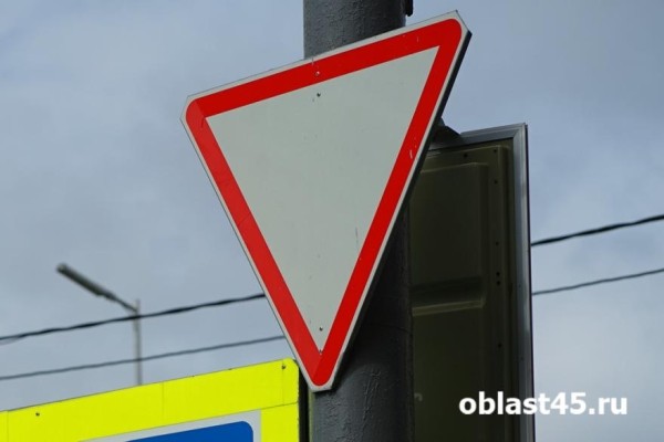 В Кургане на улице Бурова-Петрова установят новые ограничительные знаки В Кургане на улице Бурова-Петрова установят новые ограничительные знаки