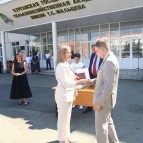Заместитель губернатора Курганской области Наталья Кирилова вручила дипломы «с отличием» лучшим выпускникам КГСХ
Заместитель губернатора Курганской области Наталья Кирилова вручила дипломы «с отличием» лучшим выпускникам КГСХ