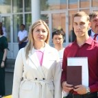 Заместитель губернатора Курганской области Наталья Кирилова вручила дипломы «с отличием» лучшим выпускникам КГСХ
Заместитель губернатора Курганской области Наталья Кирилова вручила дипломы «с отличием» лучшим выпускникам КГСХ
