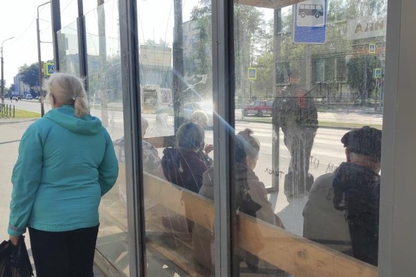 В Кургане разбитую остановку на проспекте Конституции отремонтируют до осени